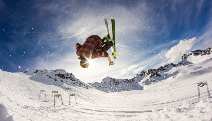 九游网-特色山地漂流挑战赛，冒险精神的极限演绎，山区漂流