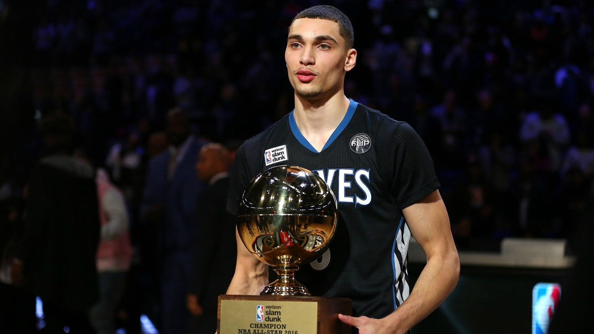 比赛中发生的重要瞬间成为球迷热议的焦点，比赛当中